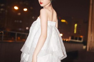 苏晓彤夏夜写真：灯光下的婀娜美人