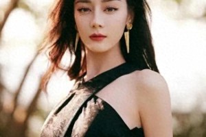 迪丽热巴黑金艳后造型惊艳全网，引爆时尚风暴
