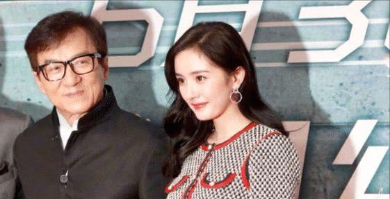 成龙与杨幂合影
