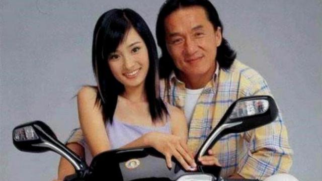 成龙与杨幂亲密合影