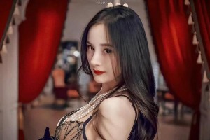 杨幂维密大片惊艳亮相，黑色撞红色造型绝美