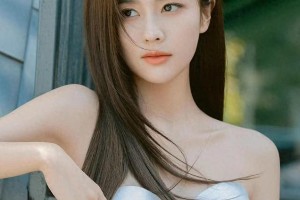 白鹿白色抹胸装造型惊艳，回眸瞬间美到窒息