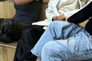 赵丽颖素颜现身上海，休闲穿搭尽显松弛感