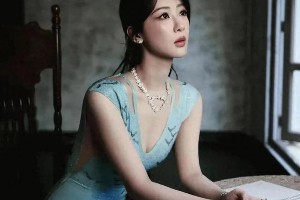 杨紫299元白西装引爆APM蓝毯 平民顶奢混搭掀美学风暴