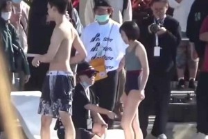 张子枫吴磊泳池戏水路透曝光，国民闺女罕见穿泳衣