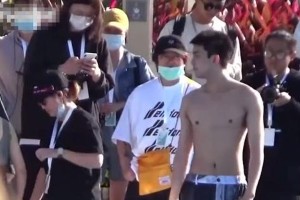 张子枫吴磊泳池路透照曝光，青春CP默契十足
