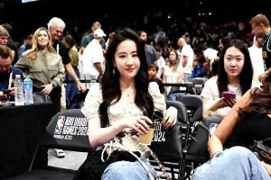 刘亦菲NBA看球惊艳亮相，冻龄女神穿搭引热议