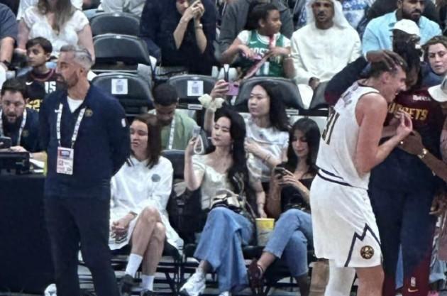 刘亦菲观战NBA季前赛
