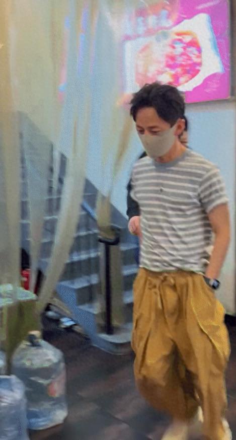 何炅陈哲远广电大楼遭粉丝围堵，明星私生活困扰引热议