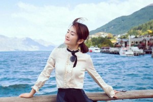 谢娜高情商化解粉丝踩裙事件，展现明星互动智慧